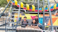 Bang Juan dan kawannya sebagai operator kora kora (Vannisa Paramitha Junaidi)
