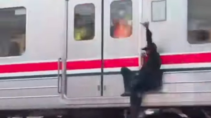 Video seorang pria bergelantungan di luar KRL viral di medsos. Petugas KAI Commuter Indonesia (KCI) mengamankan pria tersebut. (dok Ist/repro)