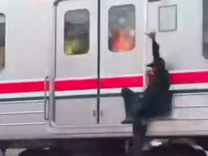 Jangan Ditiru! Pria Gelantungan di Luar KRL Priok Berujung Diamankan