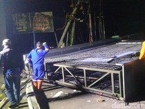 Pemotor Wanita Tewas Tertimpa Videotron Ambruk di Majalengka