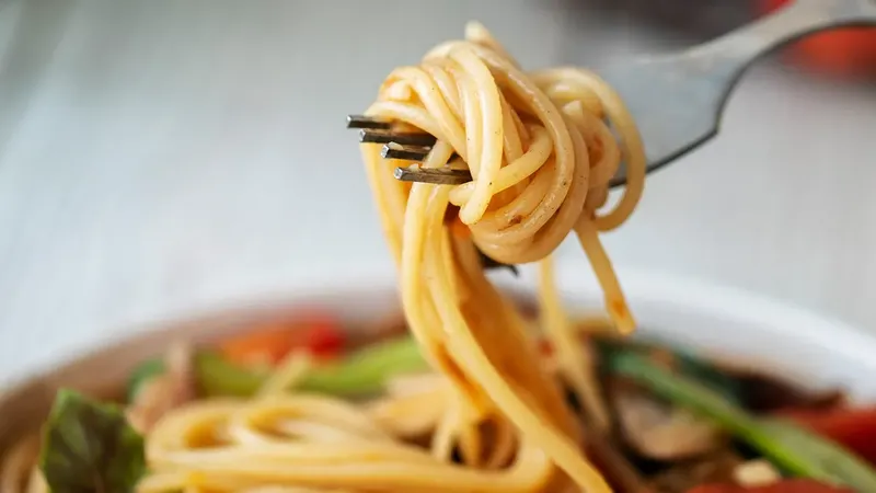 Viral Wanita Makan Spaghetti Pakai Tangan, Netizen Ramai Berdebat