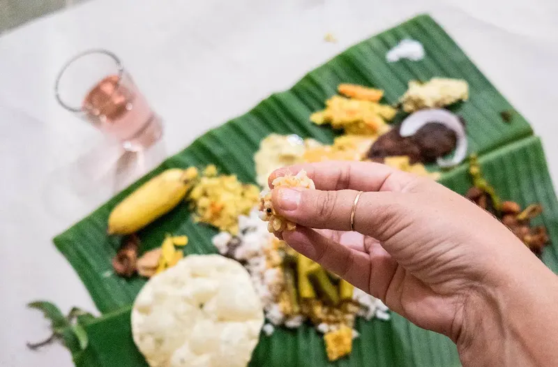 Viral Wanita Makan Spaghetti Pakai Tangan, Netizen Ramai Berdebat