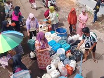 Sumur Kering, Warga Bojonggambir Tasikmalaya Jalan Kaki 3 Km Demi Air Bersih