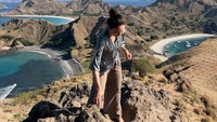 Yasmin Napper mendaki Pulau Padar memakai celana kulot cokelat dan terlihat tanpa alas kaki. Tradisi yang tak pernah kehilangan pesonanya. Selamat Hari Kebaya Nasional, tulisnya dilihat di Instagram, Jumat (24/7/2026). (Foto: dok Instagram yasminnapper)