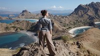 Dipotret dari belakang, Yasmin Napper terlihat sedang menikmati pemandangan ikonik tiga teluk dengan warna air yang berbeda dari atas puncak Pulau Padar. Pemandangan ini memang menjadi salah satu daya tarik utama di tempat tersebut. (Foto: dok Instagram yasminnapper)