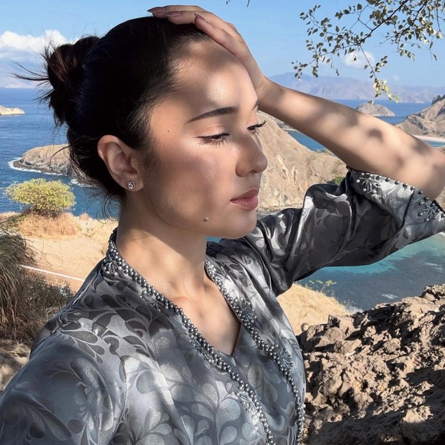 Yasmin Napper Rayakan Hari Kebaya Nasional dari Atas Bukit Pulau Padar