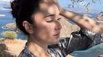 Yasmin Napper Rayakan Hari Kebaya Nasional dari Atas Bukit Pulau Padar