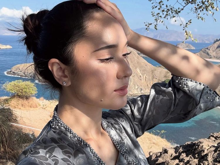Yasmin Napper Rayakan Hari Kebaya Nasional dari Atas Bukit Pulau Padar