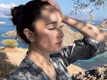 Yasmin Napper Rayakan Hari Kebaya Nasional dari Atas Bukit Pulau Padar