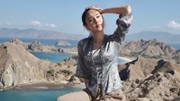 Yasmin Napper merayakan Hari Kebaya Nasional dari atas bukit Pulau Padar, Nusa Tenggara Timur. Ia mendaki sambil memakai kebaya abu-abu dengan motif floral. (Foto: dok Instagram yasminnapper)