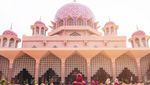 Pesona Masjid Pink Cantik yang Seolah Mengapung di Danau Putrajaya