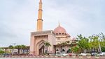 Pesona Masjid Pink Cantik yang Seolah Mengapung di Danau Putrajaya