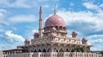 Pesona Masjid Pink Cantik yang Seolah Mengapung di Danau Putrajaya