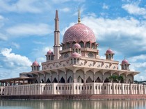 Cantiknya Masjid Pink di Malaysia! Dikelilingi Danau dan Muat 15 Ribu Jemaah