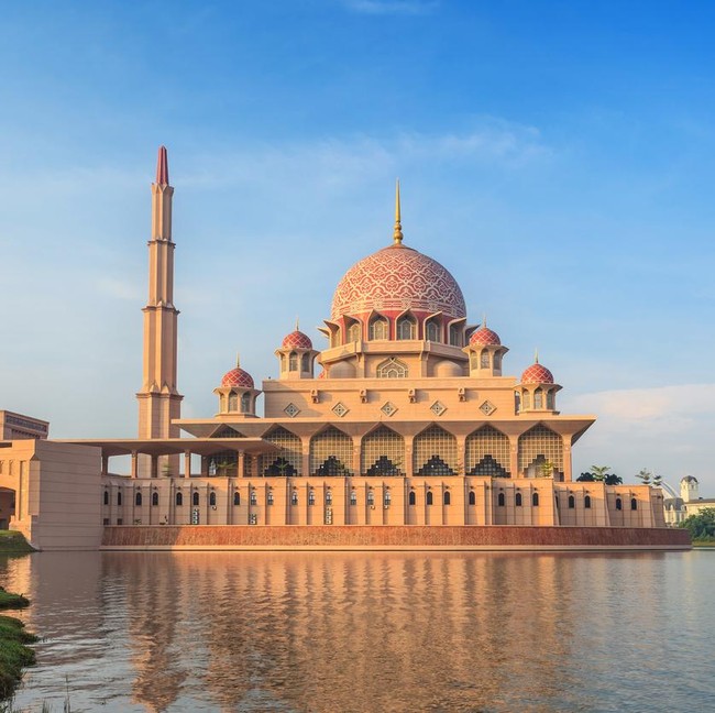 Pesona Masjid Pink Cantik yang Seolah Mengapung di Danau Putrajaya
