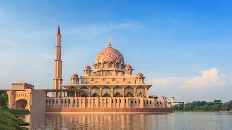 Pesona Masjid Pink Cantik yang Seolah Mengapung di Danau Putrajaya