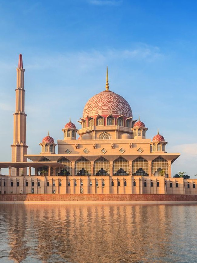 Pesona Masjid Pink Cantik yang Seolah Mengapung di Danau Putrajaya