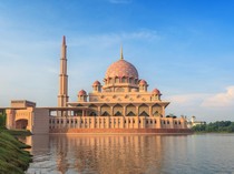 Pesona Masjid Pink Cantik yang Seolah Mengapung di Danau Putrajaya