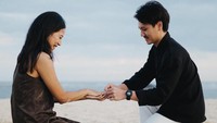 Agnes Naomi pun menerima pinangan Aaron Abia Junias. Lalu Aaron menyematkan cincin di jari manis Agnes yang terlihat tersenyum bahagia. (Foto: dok Instagram agnesnaomi)