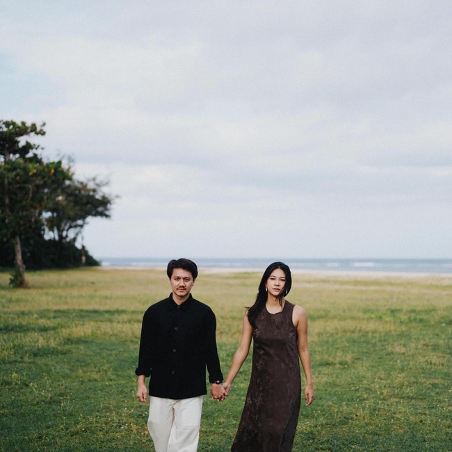 Romantis! Momen Agnes Naomi Dilamar Kekasih di Pinggir Pantai
