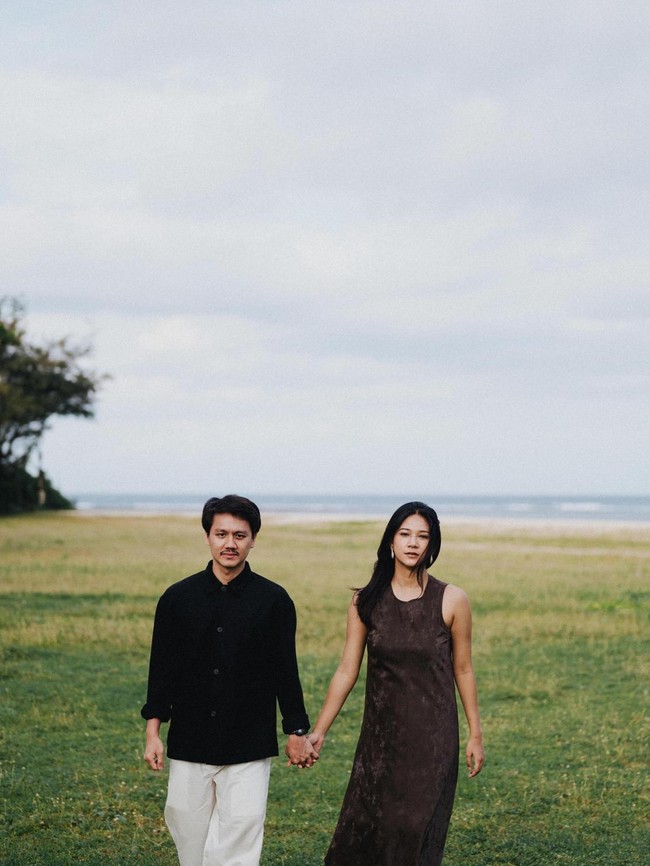 Romantis! Momen Agnes Naomi Dilamar Kekasih di Pinggir Pantai
