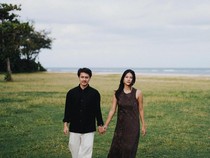 Romantis! Momen Agnes Naomi Dilamar Kekasih di Pinggir Pantai