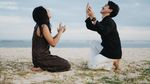 Romantis! Momen Agnes Naomi Dilamar Kekasih di Pinggir Pantai
