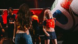 Potret Ana Mena Pakai Jersey Spanyol, Disebut Lagi Didekati Ferran Torres