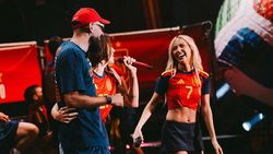 Potret Ana Mena Pakai Jersey Spanyol, Disebut Lagi Didekati Ferran Torres