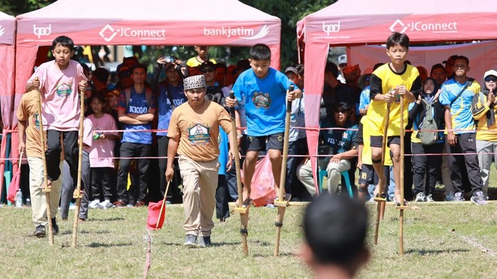 Anak-anak bermain di Taman Blambangan Banyuwangi