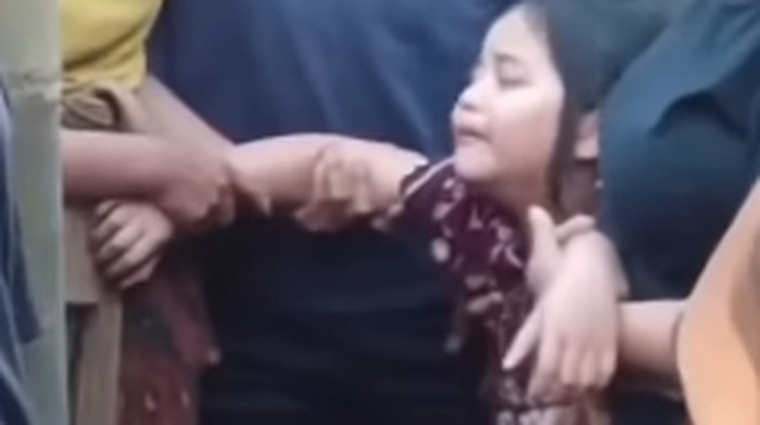 Bocah kelas 1 SD anak terduga pencuri ayam yang tewas dimassa menangisi jenazah ayahnya di rumah duka.