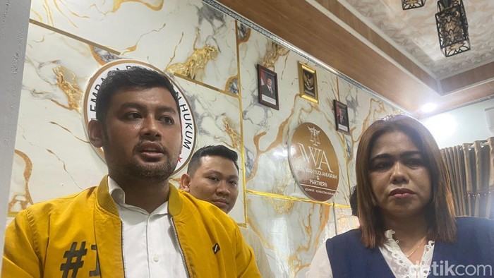 Anggota KPAI Sulsel Herman Bahran (jaket kuning).