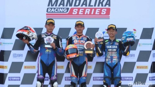 Ketiga pembalap saat menerima trofi di atas podium Sirkuit Mandalika. Foto: (Edi Suryansyah/detikBali)