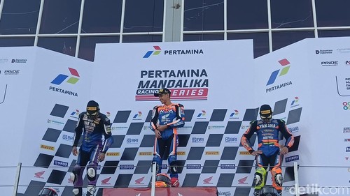 Pebalap asal Jawa Tengah, Irfan Ardiansyah (podium satu), pada Race 1 kelas National Sport 250cc. Foto: (Edi Suryansyah/detikBali)