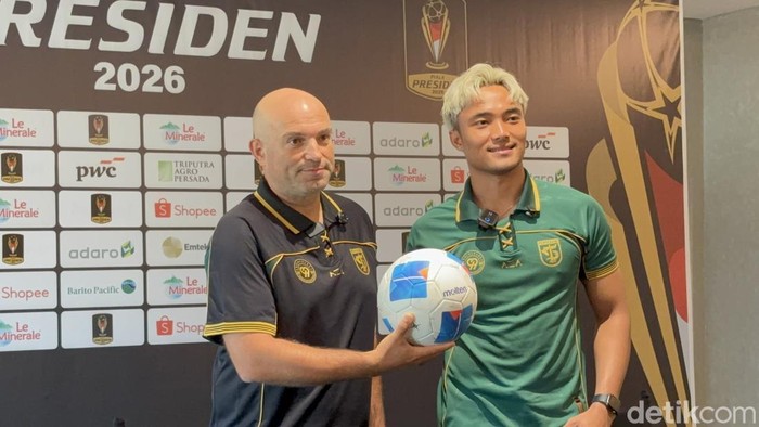 Bernardo Tavares dan Ernando Ari saat konferensi pers jelang Piala Presiden 2026