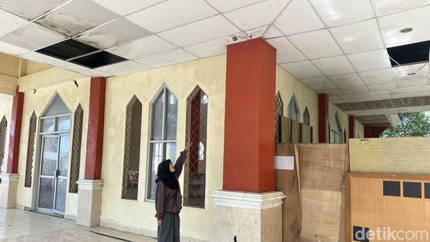 CCTV dekat kantin di TKP Ketua DPRD Bone Andi Tenri Walaninong diduga aniaya staf Yuli Nofita Sari. dilaporkan rusak. CCTV dekat kantin di TKP Ketua DPRD Bone Andi Tenri Walaninong diduga aniaya staf Yuli Nofita Sari. dilaporkan rusak.