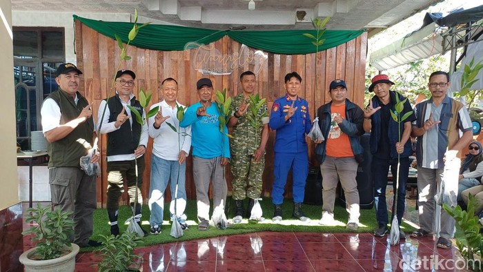 CEO Kalla Translog, Andi Muhammad Gunawan bersama Pemkab Pangkep dan masyarakat saat pembukaan kegiatan penanaman Mangrove.