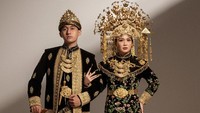 Tidak cuma memakai busana dan tema modern, Dea dan Mazaki foto mengunakan baju pernikahan Aesan Paksangko Palembang berwarna hitam dengan sulaman benang berwarna emas. Dea juga memakai suntiang. Foto: Instagram @deaaannisa / @fahreza.fikrim