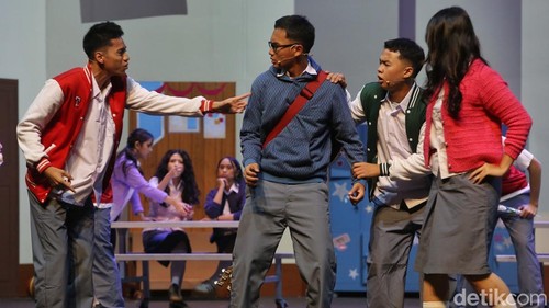 Drama musikal Skylite Musicals 2026 kembali digelar di Graha Bhakti Budaya, Taman Ismail Marzuki, Jakarta, Sabtu (25/7/2026). Pertunjukan tahunan ini diproduksi sepenuhnya oleh siswa SMA Labschool Kebayoran.