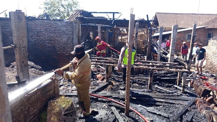 Kondisi dua rumah ludes terbakar di Kliwonan, Manding, Temanggung, Sabtu (25/7/2026).