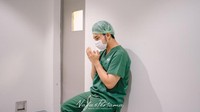 Fiki Naki berdoa jelang masuk ke dalam ruang persalinan. Foto: Instagram @fikinakii @nafaspertama