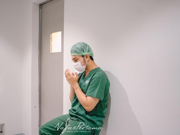 Istri Fiki Naki melahirkan