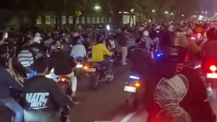 Gerombolan pemotor padati Bundaran HI