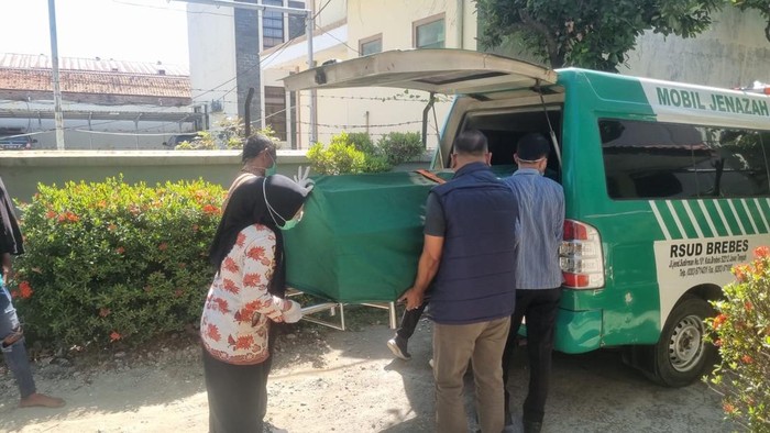 Jenazah Suratno dibawa ambulan untuk diserahkan ke keluarga, Sabtu (25/7/2026).