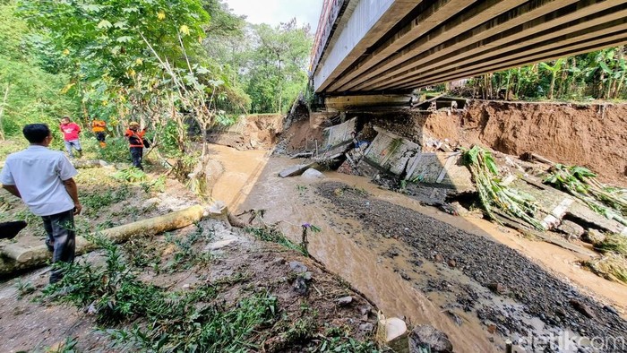 Jembatan Plapar di Slahung Ponorogo.