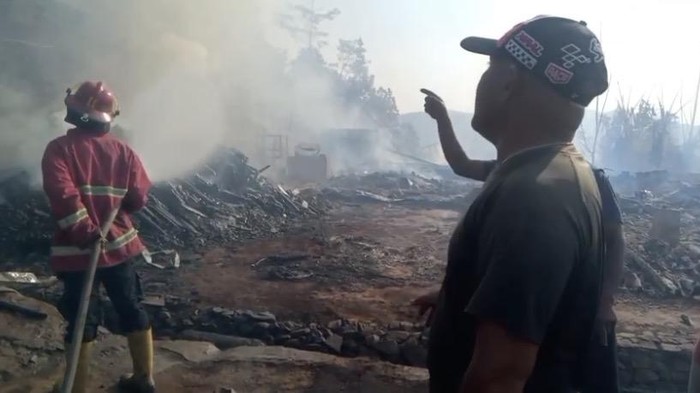 Kebakaran di Kampung Adat Ciptamulya Sukabumi.