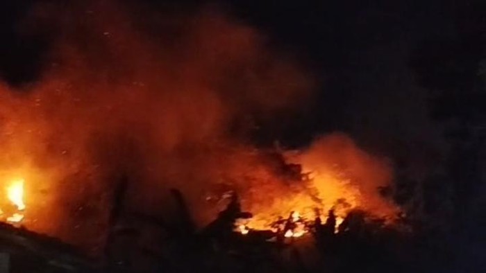 Kebakaran lahan di bukit Joko Tuwo, Desa Tawangrejo, Kecamatan Bayat, Klaten, Jumat (24/7/2026) malam.