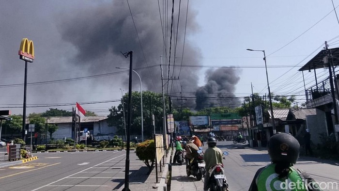 Kebakaran pabrik pengolah tulang hewan di Sidoarjo
