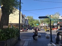 Satpol PP Amankan 7 Pelang Jalan Malioboro Ilegal