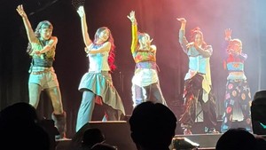 Daniella, Tiffany, Beverly, Kyka dan Quilla membuka penampilannya dengan solo dance performance sebelum akhirnya masuk ke lagu Catch Me.  Foto: Pingkan/detikcom
